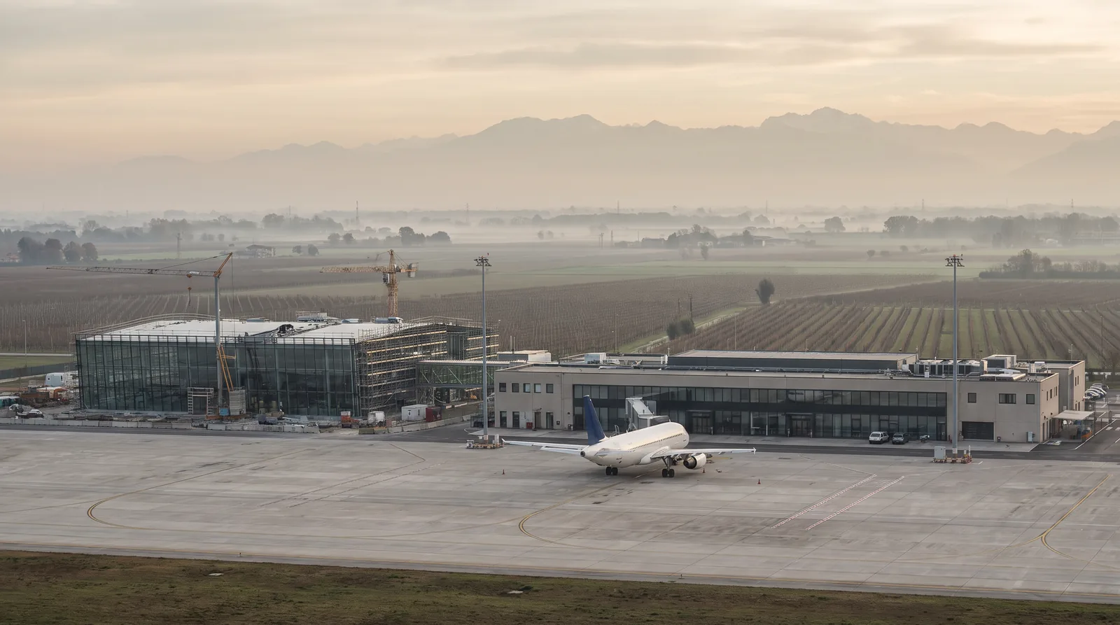 Aeroporto di Verona Villafranca - piazzale con aereo e leggera foschia mattutina