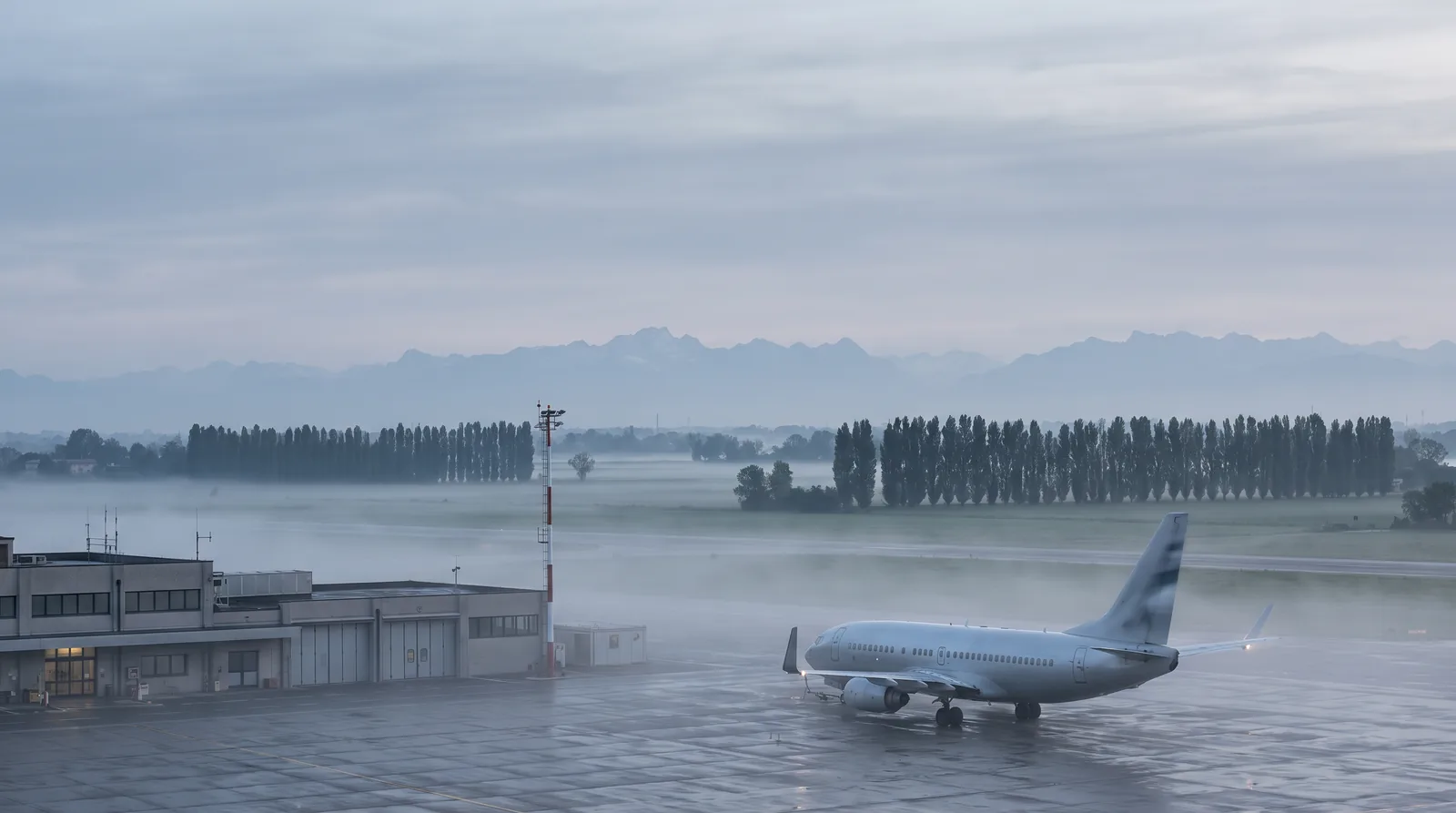 Aeroporto di Treviso Canova - piazzale con aereo e leggera nebbia mattutina