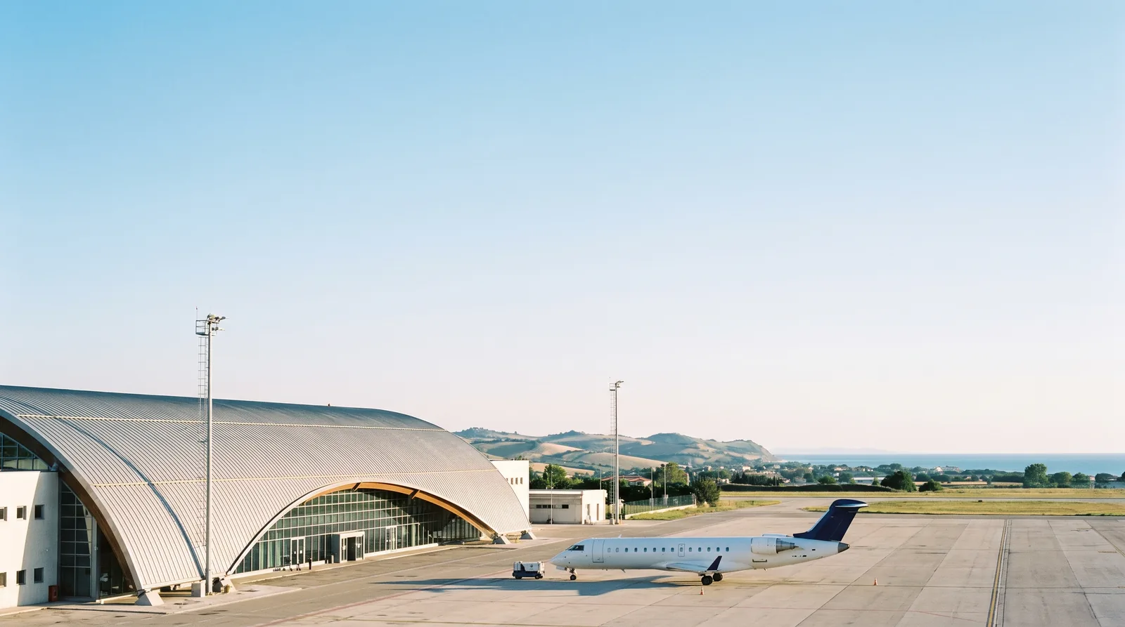 Aeroporto di Ancona Falconara - terminal e piazzale con aereo regionale